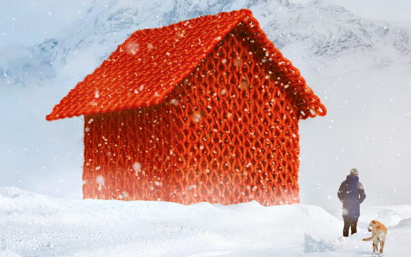 Rotorange Haus mit gehäkelter Fassade im Schneesturm, Frau und Hund spazieren vorbei